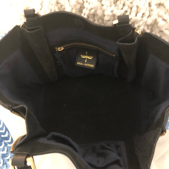 Pour la Victoire black leather bag with gold detail - Picture 7 of 8